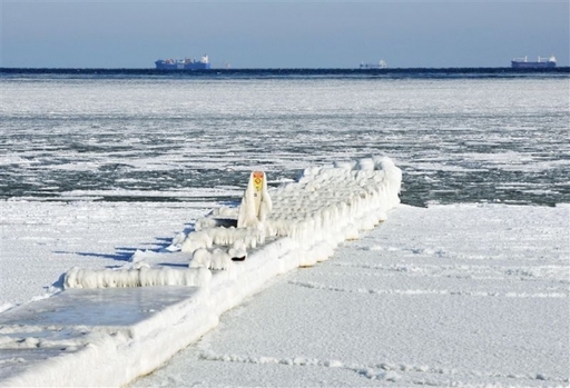 Черное море замерзло. Лед блокирует корабли. КрымФАН.