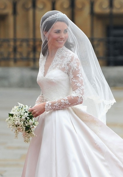Королевская свадьба: Как Британия нарядилась к торжеству - Страница 2 955110_417_600_source