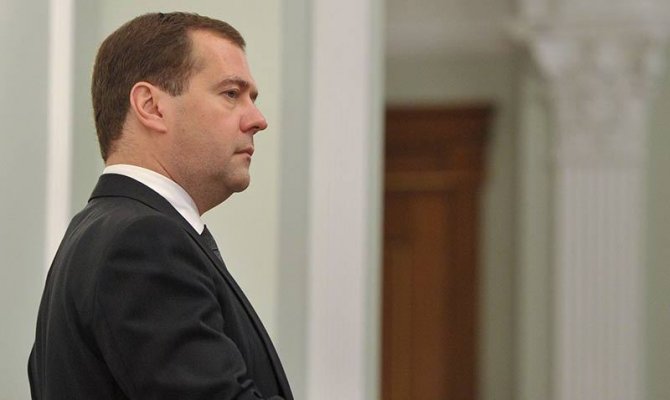 Медведев: пора отказаться от поддержки занятости любой ценой