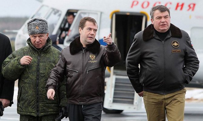 Конечно Медведев не давал звания героя России, Сердюков его купил . http://news.mail.ru/prev670x400/pic/45/84/image16886337_b530eeb7216aad60b9cfae64efbd096c.jpg