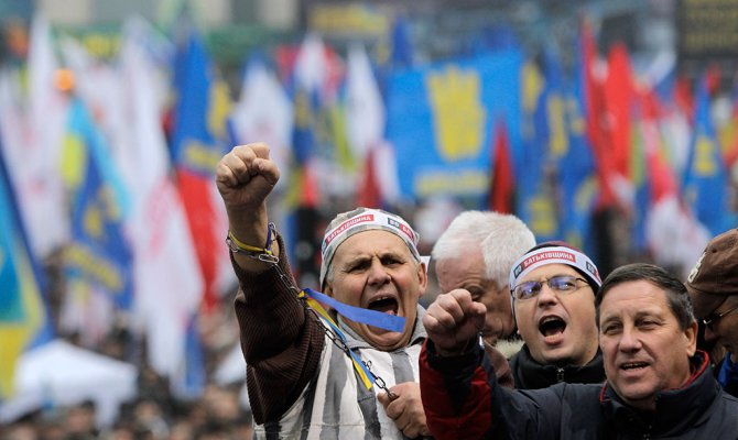 Европа и Майдан критикуют соглашения о кредите и газе